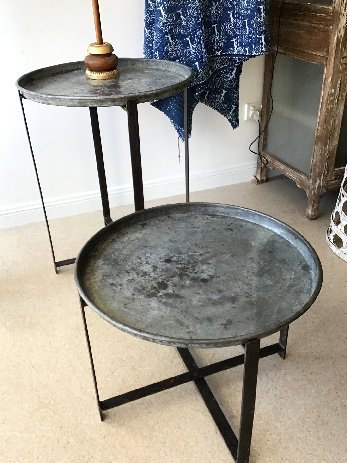 Low tray table with stand